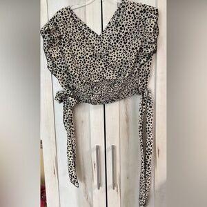 SUPER CUTE-Leopard Print-Size L-Crop Top-Tie Sides-V Neck- Ruffle Sleeves